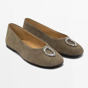 zapatos-bailarina-con-pieza-metalica-color-camello-para-mujer-massimo-dutti